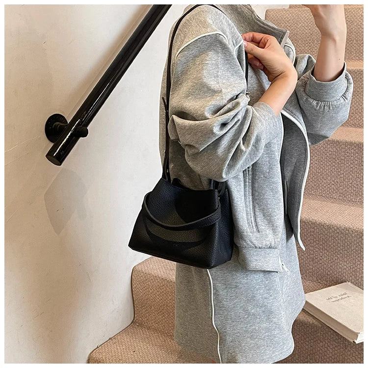 Handheld bucket bag, women's fashionable small handbag, outdoor commuting crossbody bag