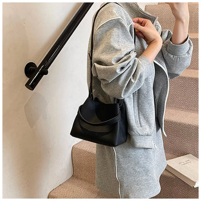 Handheld bucket bag, women's fashionable small handbag, outdoor commuting crossbody bag
