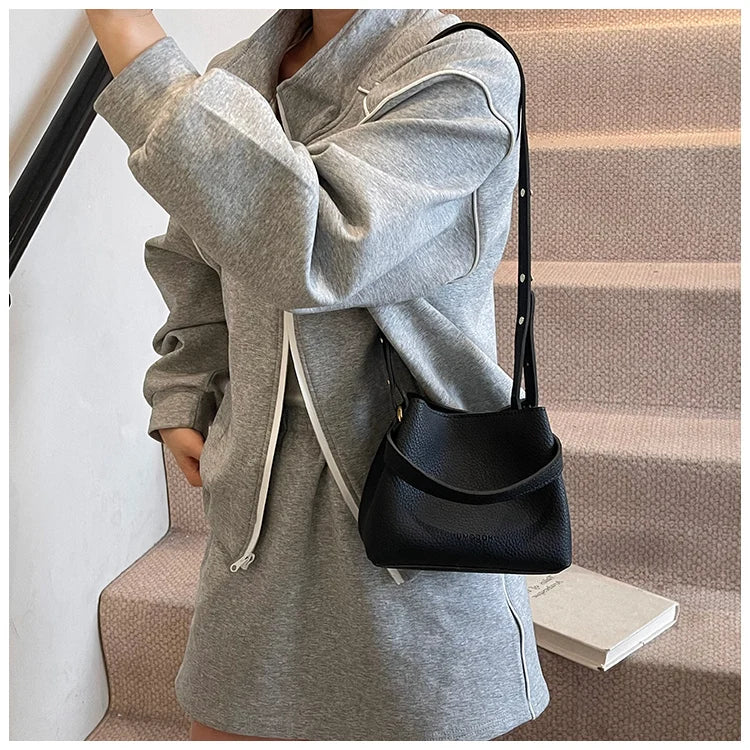Handheld bucket bag, women's fashionable small handbag, outdoor commuting crossbody bag