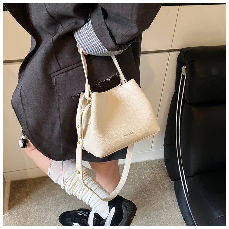Handheld bucket bag, women's fashionable small handbag, outdoor commuting crossbody bag