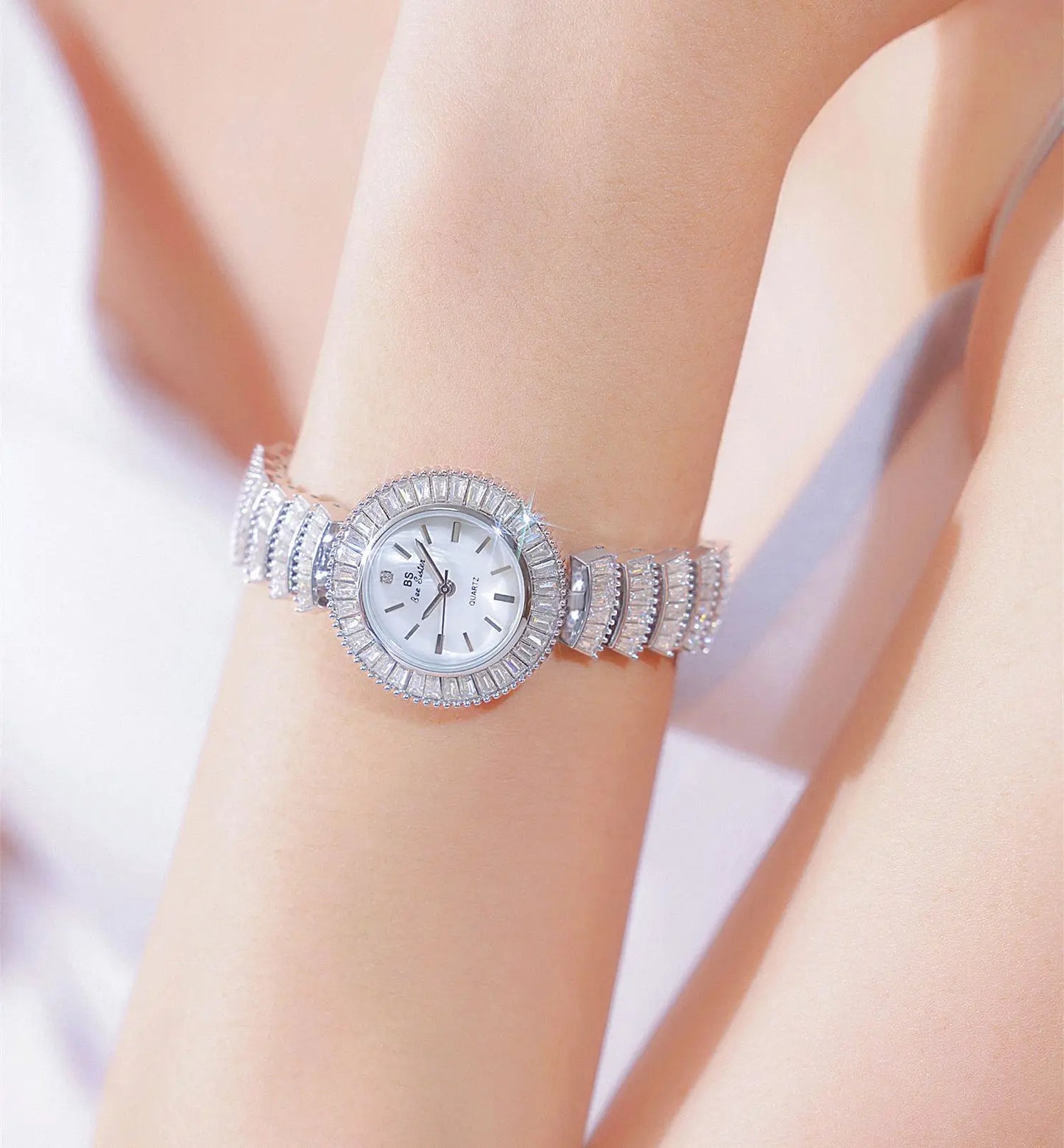UTHAI Women Watch Light Luxury Brand Female Bracelet Exquisite Mermaid Full Diamond Waterproof Ladies Fashion Quartz Watches