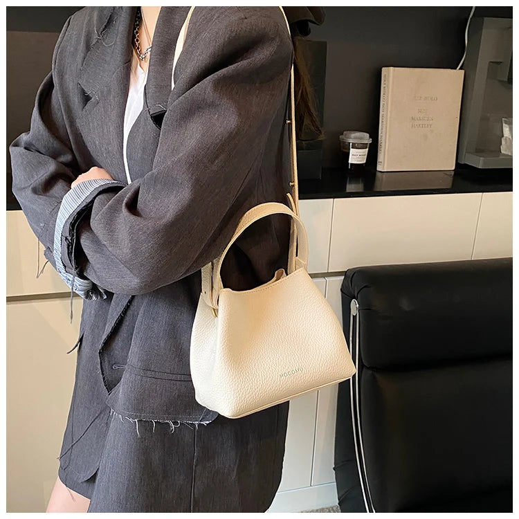 Handheld bucket bag, women's fashionable small handbag, outdoor commuting crossbody bag